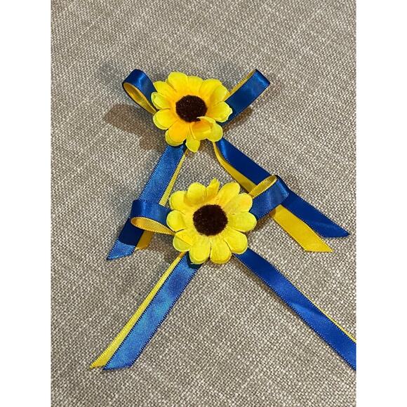 Set of 2 Lovely Pins In Support of Ukraine - Picture 1 of 3